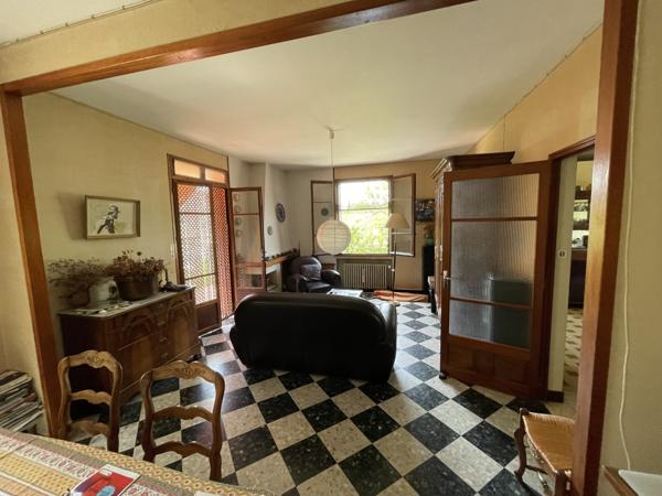 Villeneuve-lès-Avignon (30400) QUARTIER BD CALMETTE, VILLENEUVE-LES-AV. MAISON TYPIQUE DE 1964, 7 PIECES, JARDIN, PISCINE