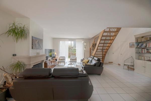 Maison Betton 8 pièce(s) IMPASSE / LUMINOSITE / 170 M² / 6 CHAMBRES / TERRAIN 735 M²