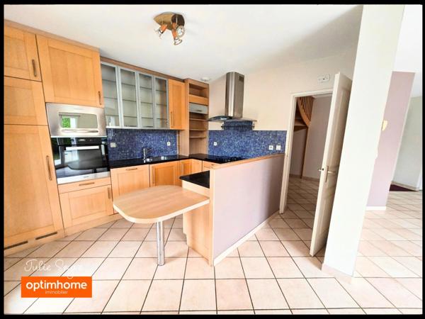 Maison à Gex avec 4 chambres, jardin, parking et double garage