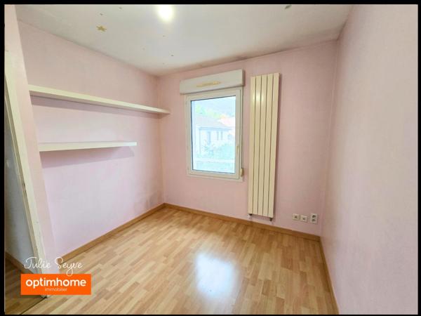 Maison à Gex avec 4 chambres, jardin, parking et double garage