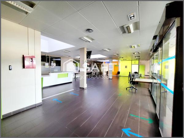 Locaux d'activités (Bureaux, parkings, patios, salle de restaurant, salle de réunion, accès PMR). Toit Terrasse.