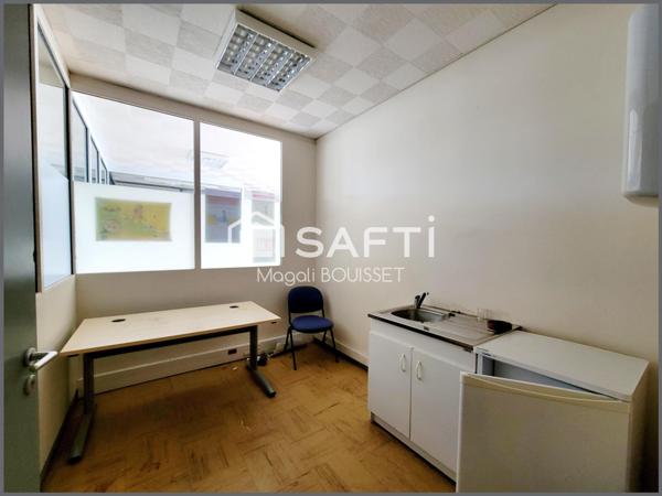 Locaux d'activités (Bureaux, parkings, patios, salle de restaurant, salle de réunion, accès PMR). Toit Terrasse.