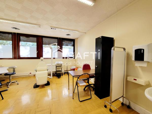 Locaux d'activités (Bureaux, parkings, patios, salle de restaurant, salle de réunion, accès PMR). Toit Terrasse.