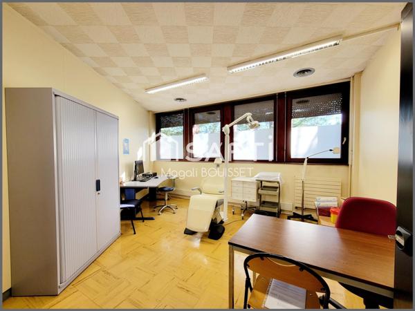 Locaux d'activités (Bureaux, parkings, patios, salle de restaurant, salle de réunion, accès PMR). Toit Terrasse.