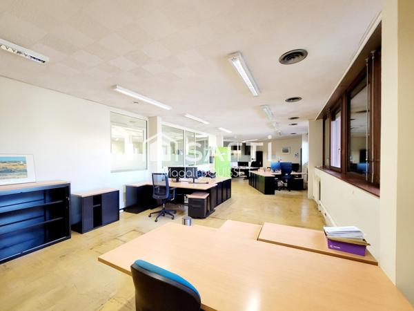 Locaux d'activités (Bureaux, parkings, patios, salle de restaurant, salle de réunion, accès PMR). Toit Terrasse.