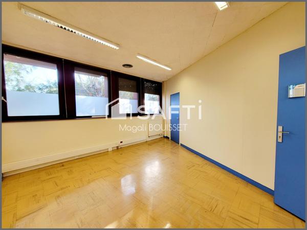 Locaux d'activités (Bureaux, parkings, patios, salle de restaurant, salle de réunion, accès PMR). Toit Terrasse.