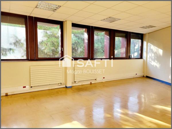 Locaux d'activités (Bureaux, parkings, patios, salle de restaurant, salle de réunion, accès PMR). Toit Terrasse.