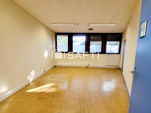 Locaux d'activités (Bureaux, parkings, patios, salle de restaurant, salle de réunion, accès PMR). Toit Terrasse.