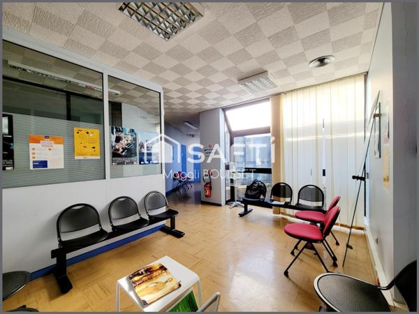 Locaux d'activités (Bureaux, parkings, patios, salle de restaurant, salle de réunion, accès PMR). Toit Terrasse.