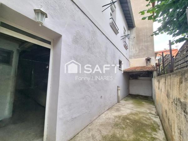 Maison 2 faces avec très grand garage et cour