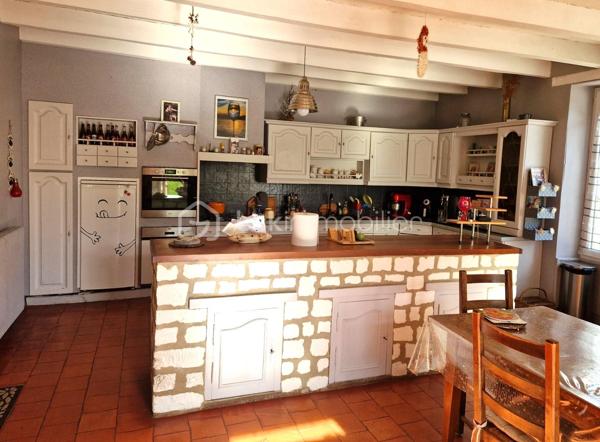 A Colombiers, charmante commune située entre Châtellerault et le Futuroscope.

Dans un écrin verdoyant alliant charme, caractère et volumes généreux, découvrez cette maison ancienne en pierre de taille offrant une expérience de vie paisible et authentique, tout en étant proche des commodités et des axes principaux (D910, A10 et gare TGV). Un cadre agréable pour les futurs propriétaires souhaitant allier confort et charme de l'ancien.

Idéale pour accueillir une grande famille et recevoir en toute convivialité, cette demeure spacieuse de 229 m² sur deux niveaux, comprends 4 chambres dont une avec salle de bain privative, une pièce pouvant servir de bureau ou de chambre d'appoint, deux WC et une salle d'eau. De beaux volumes également avec une cuisine/salle à manger d'environ 40 m² ainsi qu'un salon d'environ 60 m²avec cheminée et poutres apparentes.

À l'extérieur, un espace clos, arboré et sans vis à vis d'environ 860 m²  vous invite assurément à des instants de détente et de convivialité. Vous disposerez également de diverses dépendances, notamment d'une grange d'environ 80 m² au sol avec remise attenante, un four à pain et d'une maisonnette indépendante à rénover d'environ 60 m². Elle est équipée au rez-de-chaussée d'un espace de 40 m² avec cheminée, salle d'eau avec WC, et comprend également une mezzanine d'environ 20 m², idéale pour accueillir famille, amis ou encore pour un projet locatif.
 
Cette propriété pleine de charme dispose d’un chauffage central individuel au gaz. Elle est équipée de menuiseries double vitrage en PVC vous assurant une bonne isolation phonique et thermique.

Ne manquez pas cette très belle opportunité!