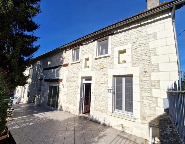A Colombiers, charmante commune située entre Châtellerault et le Futuroscope.

Dans un écrin verdoyant alliant charme, caractère et volumes généreux, découvrez cette maison ancienne en pierre de taille offrant une expérience de vie paisible et authentique, tout en étant proche des commodités et des axes principaux (D910, A10 et gare TGV). Un cadre agréable pour les futurs propriétaires souhaitant allier confort et charme de l'ancien.

Idéale pour accueillir une grande famille et recevoir en toute convivialité, cette demeure spacieuse de 229 m² sur deux niveaux, comprends 4 chambres dont une avec salle de bain privative, une pièce pouvant servir de bureau ou de chambre d'appoint, deux WC et une salle d'eau. De beaux volumes également avec une cuisine/salle à manger d'environ 40 m² ainsi qu'un salon d'environ 60 m²avec cheminée et poutres apparentes.

À l'extérieur, un espace clos, arboré et sans vis à vis d'environ 860 m²  vous invite assurément à des instants de détente et de convivialité. Vous disposerez également de diverses dépendances, notamment d'une grange d'environ 80 m² au sol avec remise attenante, un four à pain et d'une maisonnette indépendante à rénover d'environ 60 m². Elle est équipée au rez-de-chaussée d'un espace de 40 m² avec cheminée, salle d'eau avec WC, et comprend également une mezzanine d'environ 20 m², idéale pour accueillir famille, amis ou encore pour un projet locatif.
 
Cette propriété pleine de charme dispose d’un chauffage central individuel au gaz. Elle est équipée de menuiseries double vitrage en PVC vous assurant une bonne isolation phonique et thermique.

Ne manquez pas cette très belle opportunité!