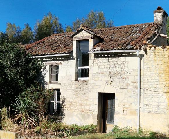 A Colombiers, charmante commune située entre Châtellerault et le Futuroscope.

Dans un écrin verdoyant alliant charme, caractère et volumes généreux, découvrez cette maison ancienne en pierre de taille offrant une expérience de vie paisible et authentique, tout en étant proche des commodités et des axes principaux (D910, A10 et gare TGV). Un cadre agréable pour les futurs propriétaires souhaitant allier confort et charme de l'ancien.

Idéale pour accueillir une grande famille et recevoir en toute convivialité, cette demeure spacieuse de 229 m² sur deux niveaux, comprends 4 chambres dont une avec salle de bain privative, une pièce pouvant servir de bureau ou de chambre d'appoint, deux WC et une salle d'eau. De beaux volumes également avec une cuisine/salle à manger d'environ 40 m² ainsi qu'un salon d'environ 60 m²avec cheminée et poutres apparentes.

À l'extérieur, un espace clos, arboré et sans vis à vis d'environ 860 m²  vous invite assurément à des instants de détente et de convivialité. Vous disposerez également de diverses dépendances, notamment d'une grange d'environ 80 m² au sol avec remise attenante, un four à pain et d'une maisonnette indépendante à rénover d'environ 60 m². Elle est équipée au rez-de-chaussée d'un espace de 40 m² avec cheminée, salle d'eau avec WC, et comprend également une mezzanine d'environ 20 m², idéale pour accueillir famille, amis ou encore pour un projet locatif.
 
Cette propriété pleine de charme dispose d’un chauffage central individuel au gaz. Elle est équipée de menuiseries double vitrage en PVC vous assurant une bonne isolation phonique et thermique.

Ne manquez pas cette très belle opportunité!