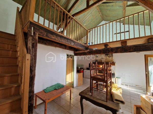 A Colombiers, charmante commune située entre Châtellerault et le Futuroscope.

Dans un écrin verdoyant alliant charme, caractère et volumes généreux, découvrez cette maison ancienne en pierre de taille offrant une expérience de vie paisible et authentique, tout en étant proche des commodités et des axes principaux (D910, A10 et gare TGV). Un cadre agréable pour les futurs propriétaires souhaitant allier confort et charme de l'ancien.

Idéale pour accueillir une grande famille et recevoir en toute convivialité, cette demeure spacieuse de 229 m² sur deux niveaux, comprends 4 chambres dont une avec salle de bain privative, une pièce pouvant servir de bureau ou de chambre d'appoint, deux WC et une salle d'eau. De beaux volumes également avec une cuisine/salle à manger d'environ 40 m² ainsi qu'un salon d'environ 60 m²avec cheminée et poutres apparentes.

À l'extérieur, un espace clos, arboré et sans vis à vis d'environ 860 m²  vous invite assurément à des instants de détente et de convivialité. Vous disposerez également de diverses dépendances, notamment d'une grange d'environ 80 m² au sol avec remise attenante, un four à pain et d'une maisonnette indépendante à rénover d'environ 60 m². Elle est équipée au rez-de-chaussée d'un espace de 40 m² avec cheminée, salle d'eau avec WC, et comprend également une mezzanine d'environ 20 m², idéale pour accueillir famille, amis ou encore pour un projet locatif.
 
Cette propriété pleine de charme dispose d’un chauffage central individuel au gaz. Elle est équipée de menuiseries double vitrage en PVC vous assurant une bonne isolation phonique et thermique.

Ne manquez pas cette très belle opportunité!