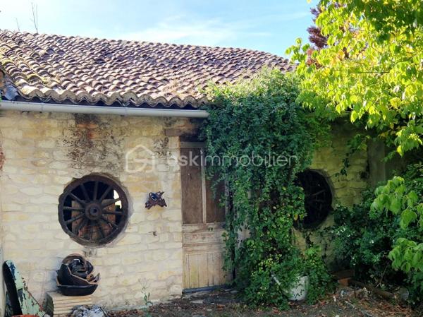 A Colombiers, charmante commune située entre Châtellerault et le Futuroscope.

Dans un écrin verdoyant alliant charme, caractère et volumes généreux, découvrez cette maison ancienne en pierre de taille offrant une expérience de vie paisible et authentique, tout en étant proche des commodités et des axes principaux (D910, A10 et gare TGV). Un cadre agréable pour les futurs propriétaires souhaitant allier confort et charme de l'ancien.

Idéale pour accueillir une grande famille et recevoir en toute convivialité, cette demeure spacieuse de 229 m² sur deux niveaux, comprends 4 chambres dont une avec salle de bain privative, une pièce pouvant servir de bureau ou de chambre d'appoint, deux WC et une salle d'eau. De beaux volumes également avec une cuisine/salle à manger d'environ 40 m² ainsi qu'un salon d'environ 60 m²avec cheminée et poutres apparentes.

À l'extérieur, un espace clos, arboré et sans vis à vis d'environ 860 m²  vous invite assurément à des instants de détente et de convivialité. Vous disposerez également de diverses dépendances, notamment d'une grange d'environ 80 m² au sol avec remise attenante, un four à pain et d'une maisonnette indépendante à rénover d'environ 60 m². Elle est équipée au rez-de-chaussée d'un espace de 40 m² avec cheminée, salle d'eau avec WC, et comprend également une mezzanine d'environ 20 m², idéale pour accueillir famille, amis ou encore pour un projet locatif.
 
Cette propriété pleine de charme dispose d’un chauffage central individuel au gaz. Elle est équipée de menuiseries double vitrage en PVC vous assurant une bonne isolation phonique et thermique.

Ne manquez pas cette très belle opportunité!