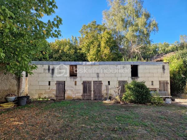 A Colombiers, charmante commune située entre Châtellerault et le Futuroscope.

Dans un écrin verdoyant alliant charme, caractère et volumes généreux, découvrez cette maison ancienne en pierre de taille offrant une expérience de vie paisible et authentique, tout en étant proche des commodités et des axes principaux (D910, A10 et gare TGV). Un cadre agréable pour les futurs propriétaires souhaitant allier confort et charme de l'ancien.

Idéale pour accueillir une grande famille et recevoir en toute convivialité, cette demeure spacieuse de 229 m² sur deux niveaux, comprends 4 chambres dont une avec salle de bain privative, une pièce pouvant servir de bureau ou de chambre d'appoint, deux WC et une salle d'eau. De beaux volumes également avec une cuisine/salle à manger d'environ 40 m² ainsi qu'un salon d'environ 60 m²avec cheminée et poutres apparentes.

À l'extérieur, un espace clos, arboré et sans vis à vis d'environ 860 m²  vous invite assurément à des instants de détente et de convivialité. Vous disposerez également de diverses dépendances, notamment d'une grange d'environ 80 m² au sol avec remise attenante, un four à pain et d'une maisonnette indépendante à rénover d'environ 60 m². Elle est équipée au rez-de-chaussée d'un espace de 40 m² avec cheminée, salle d'eau avec WC, et comprend également une mezzanine d'environ 20 m², idéale pour accueillir famille, amis ou encore pour un projet locatif.
 
Cette propriété pleine de charme dispose d’un chauffage central individuel au gaz. Elle est équipée de menuiseries double vitrage en PVC vous assurant une bonne isolation phonique et thermique.

Ne manquez pas cette très belle opportunité!