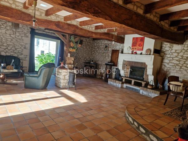 A Colombiers, charmante commune située entre Châtellerault et le Futuroscope.

Dans un écrin verdoyant alliant charme, caractère et volumes généreux, découvrez cette maison ancienne en pierre de taille offrant une expérience de vie paisible et authentique, tout en étant proche des commodités et des axes principaux (D910, A10 et gare TGV). Un cadre agréable pour les futurs propriétaires souhaitant allier confort et charme de l'ancien.

Idéale pour accueillir une grande famille et recevoir en toute convivialité, cette demeure spacieuse de 229 m² sur deux niveaux, comprends 4 chambres dont une avec salle de bain privative, une pièce pouvant servir de bureau ou de chambre d'appoint, deux WC et une salle d'eau. De beaux volumes également avec une cuisine/salle à manger d'environ 40 m² ainsi qu'un salon d'environ 60 m²avec cheminée et poutres apparentes.

À l'extérieur, un espace clos, arboré et sans vis à vis d'environ 860 m²  vous invite assurément à des instants de détente et de convivialité. Vous disposerez également de diverses dépendances, notamment d'une grange d'environ 80 m² au sol avec remise attenante, un four à pain et d'une maisonnette indépendante à rénover d'environ 60 m². Elle est équipée au rez-de-chaussée d'un espace de 40 m² avec cheminée, salle d'eau avec WC, et comprend également une mezzanine d'environ 20 m², idéale pour accueillir famille, amis ou encore pour un projet locatif.
 
Cette propriété pleine de charme dispose d’un chauffage central individuel au gaz. Elle est équipée de menuiseries double vitrage en PVC vous assurant une bonne isolation phonique et thermique.

Ne manquez pas cette très belle opportunité!