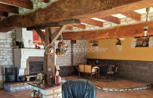 A Colombiers, charmante commune située entre Châtellerault et le Futuroscope.

Dans un écrin verdoyant alliant charme, caractère et volumes généreux, découvrez cette maison ancienne en pierre de taille offrant une expérience de vie paisible et authentique, tout en étant proche des commodités et des axes principaux (D910, A10 et gare TGV). Un cadre agréable pour les futurs propriétaires souhaitant allier confort et charme de l'ancien.

Idéale pour accueillir une grande famille et recevoir en toute convivialité, cette demeure spacieuse de 229 m² sur deux niveaux, comprends 4 chambres dont une avec salle de bain privative, une pièce pouvant servir de bureau ou de chambre d'appoint, deux WC et une salle d'eau. De beaux volumes également avec une cuisine/salle à manger d'environ 40 m² ainsi qu'un salon d'environ 60 m²avec cheminée et poutres apparentes.

À l'extérieur, un espace clos, arboré et sans vis à vis d'environ 860 m²  vous invite assurément à des instants de détente et de convivialité. Vous disposerez également de diverses dépendances, notamment d'une grange d'environ 80 m² au sol avec remise attenante, un four à pain et d'une maisonnette indépendante à rénover d'environ 60 m². Elle est équipée au rez-de-chaussée d'un espace de 40 m² avec cheminée, salle d'eau avec WC, et comprend également une mezzanine d'environ 20 m², idéale pour accueillir famille, amis ou encore pour un projet locatif.
 
Cette propriété pleine de charme dispose d’un chauffage central individuel au gaz. Elle est équipée de menuiseries double vitrage en PVC vous assurant une bonne isolation phonique et thermique.

Ne manquez pas cette très belle opportunité!