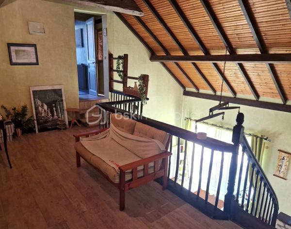 A Colombiers, charmante commune située entre Châtellerault et le Futuroscope.

Dans un écrin verdoyant alliant charme, caractère et volumes généreux, découvrez cette maison ancienne en pierre de taille offrant une expérience de vie paisible et authentique, tout en étant proche des commodités et des axes principaux (D910, A10 et gare TGV). Un cadre agréable pour les futurs propriétaires souhaitant allier confort et charme de l'ancien.

Idéale pour accueillir une grande famille et recevoir en toute convivialité, cette demeure spacieuse de 229 m² sur deux niveaux, comprends 4 chambres dont une avec salle de bain privative, une pièce pouvant servir de bureau ou de chambre d'appoint, deux WC et une salle d'eau. De beaux volumes également avec une cuisine/salle à manger d'environ 40 m² ainsi qu'un salon d'environ 60 m²avec cheminée et poutres apparentes.

À l'extérieur, un espace clos, arboré et sans vis à vis d'environ 860 m²  vous invite assurément à des instants de détente et de convivialité. Vous disposerez également de diverses dépendances, notamment d'une grange d'environ 80 m² au sol avec remise attenante, un four à pain et d'une maisonnette indépendante à rénover d'environ 60 m². Elle est équipée au rez-de-chaussée d'un espace de 40 m² avec cheminée, salle d'eau avec WC, et comprend également une mezzanine d'environ 20 m², idéale pour accueillir famille, amis ou encore pour un projet locatif.
 
Cette propriété pleine de charme dispose d’un chauffage central individuel au gaz. Elle est équipée de menuiseries double vitrage en PVC vous assurant une bonne isolation phonique et thermique.

Ne manquez pas cette très belle opportunité!