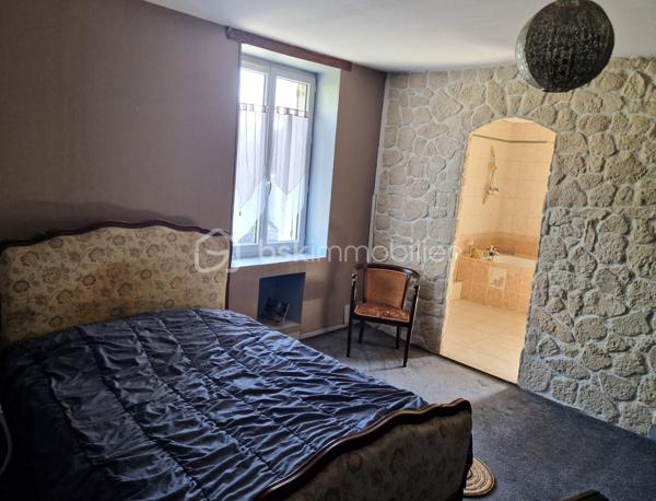 A Colombiers, charmante commune située entre Châtellerault et le Futuroscope.

Dans un écrin verdoyant alliant charme, caractère et volumes généreux, découvrez cette maison ancienne en pierre de taille offrant une expérience de vie paisible et authentique, tout en étant proche des commodités et des axes principaux (D910, A10 et gare TGV). Un cadre agréable pour les futurs propriétaires souhaitant allier confort et charme de l'ancien.

Idéale pour accueillir une grande famille et recevoir en toute convivialité, cette demeure spacieuse de 229 m² sur deux niveaux, comprends 4 chambres dont une avec salle de bain privative, une pièce pouvant servir de bureau ou de chambre d'appoint, deux WC et une salle d'eau. De beaux volumes également avec une cuisine/salle à manger d'environ 40 m² ainsi qu'un salon d'environ 60 m²avec cheminée et poutres apparentes.

À l'extérieur, un espace clos, arboré et sans vis à vis d'environ 860 m²  vous invite assurément à des instants de détente et de convivialité. Vous disposerez également de diverses dépendances, notamment d'une grange d'environ 80 m² au sol avec remise attenante, un four à pain et d'une maisonnette indépendante à rénover d'environ 60 m². Elle est équipée au rez-de-chaussée d'un espace de 40 m² avec cheminée, salle d'eau avec WC, et comprend également une mezzanine d'environ 20 m², idéale pour accueillir famille, amis ou encore pour un projet locatif.
 
Cette propriété pleine de charme dispose d’un chauffage central individuel au gaz. Elle est équipée de menuiseries double vitrage en PVC vous assurant une bonne isolation phonique et thermique.

Ne manquez pas cette très belle opportunité!