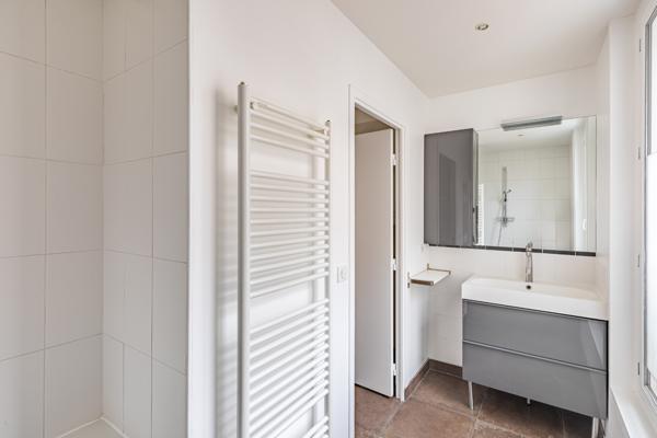 SECTEUR GONCOURT - PARMENTIER - APPARTEMENT 3 PIECES 2 CHAMBRES RENOVE - CALME ET LUMINEUX