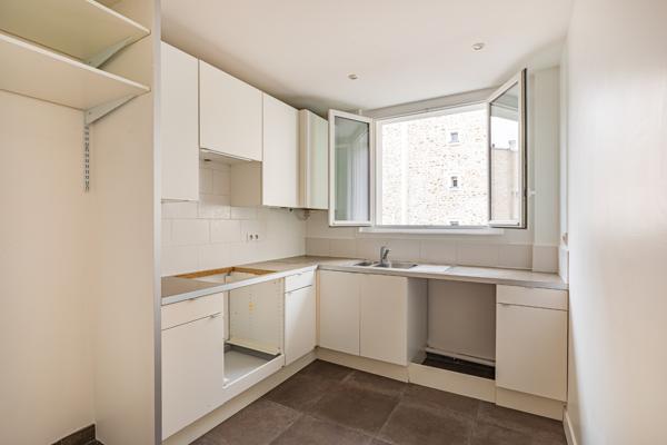 SECTEUR GONCOURT - PARMENTIER - APPARTEMENT 3 PIECES 2 CHAMBRES RENOVE - CALME ET LUMINEUX