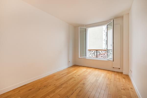 SECTEUR GONCOURT - PARMENTIER - APPARTEMENT 3 PIECES 2 CHAMBRES RENOVE - CALME ET LUMINEUX