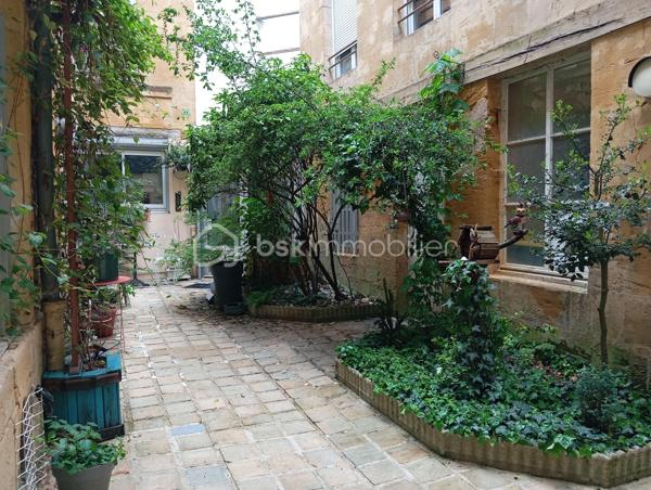 Votre conseillère Shana Wurmser vous propose ce charmant appartement en Duplex de 58 m² (48 M² loi Carrez), idéalement situé en plein cœur du centre-ville de Charleville-Mézières.

Vous souhaitez profiter des avantages de la vie en hyper centre, tout en étant préservé des nuisances sonores et du passage ? Cet appartement saura vous séduire. Situé au 2ᵉ et dernier étage, en arrière-cour, il offre un environnement calme et agréable, avec une vue dégagée sur les toits et une cour végétalisée.

Il se compose :
d’une entrée, d’une salle de bain avec WC, d’une cuisine meublée, d’un salon chaleureux, ainsi que de plusieurs espaces de rangement.

À l’étage, vous découvrirez une belle chambre, disposant de sa propre salle d’eau.

Un grenier sur le palier ainsi qu’une cave complètent ce bien.

Chauffage individuel électrique.

Accès sécurisé avec Interphone et  badge magnétique.

Le bien est soumis au statut de la copropriété. 

La copropriété comporte 10 lots, la quote-part budget prévisionnel (dépenses courantes) est de 
991,00 euros/an. Pas de procédure en cours. 

Impôts fonciers de  780 €.

Idéal investisseur, projet location courte durée, premier achat.