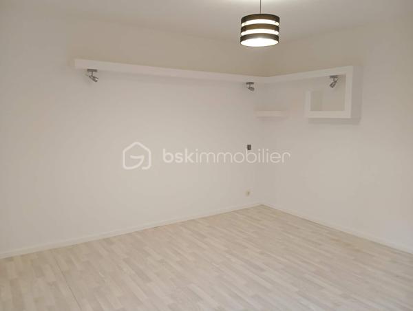 Votre conseillère Shana Wurmser vous propose ce charmant appartement en Duplex de 58 m² (48 M² loi Carrez), idéalement situé en plein cœur du centre-ville de Charleville-Mézières.

Vous souhaitez profiter des avantages de la vie en hyper centre, tout en étant préservé des nuisances sonores et du passage ? Cet appartement saura vous séduire. Situé au 2ᵉ et dernier étage, en arrière-cour, il offre un environnement calme et agréable, avec une vue dégagée sur les toits et une cour végétalisée.

Il se compose :
d’une entrée, d’une salle de bain avec WC, d’une cuisine meublée, d’un salon chaleureux, ainsi que de plusieurs espaces de rangement.

À l’étage, vous découvrirez une belle chambre, disposant de sa propre salle d’eau.

Un grenier sur le palier ainsi qu’une cave complètent ce bien.

Chauffage individuel électrique.

Accès sécurisé avec Interphone et  badge magnétique.

Le bien est soumis au statut de la copropriété. 

La copropriété comporte 10 lots, la quote-part budget prévisionnel (dépenses courantes) est de 
991,00 euros/an. Pas de procédure en cours. 

Impôts fonciers de  780 €.

Idéal investisseur, projet location courte durée, premier achat.