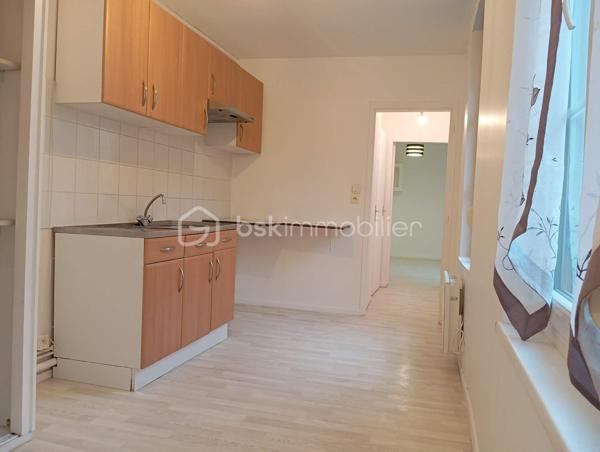 Votre conseillère Shana Wurmser vous propose ce charmant appartement en Duplex de 58 m² (48 M² loi Carrez), idéalement situé en plein cœur du centre-ville de Charleville-Mézières.

Vous souhaitez profiter des avantages de la vie en hyper centre, tout en étant préservé des nuisances sonores et du passage ? Cet appartement saura vous séduire. Situé au 2ᵉ et dernier étage, en arrière-cour, il offre un environnement calme et agréable, avec une vue dégagée sur les toits et une cour végétalisée.

Il se compose :
d’une entrée, d’une salle de bain avec WC, d’une cuisine meublée, d’un salon chaleureux, ainsi que de plusieurs espaces de rangement.

À l’étage, vous découvrirez une belle chambre, disposant de sa propre salle d’eau.

Un grenier sur le palier ainsi qu’une cave complètent ce bien.

Chauffage individuel électrique.

Accès sécurisé avec Interphone et  badge magnétique.

Le bien est soumis au statut de la copropriété. 

La copropriété comporte 10 lots, la quote-part budget prévisionnel (dépenses courantes) est de 
991,00 euros/an. Pas de procédure en cours. 

Impôts fonciers de  780 €.

Idéal investisseur, projet location courte durée, premier achat.