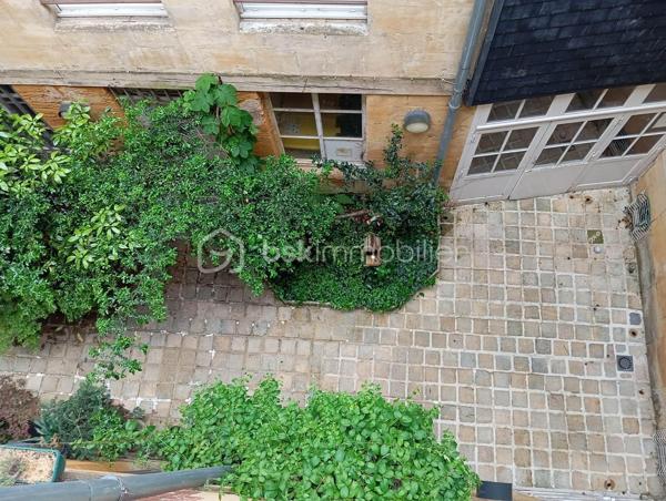 Votre conseillère Shana Wurmser vous propose ce charmant appartement en Duplex de 58 m² (48 M² loi Carrez), idéalement situé en plein cœur du centre-ville de Charleville-Mézières.

Vous souhaitez profiter des avantages de la vie en hyper centre, tout en étant préservé des nuisances sonores et du passage ? Cet appartement saura vous séduire. Situé au 2ᵉ et dernier étage, en arrière-cour, il offre un environnement calme et agréable, avec une vue dégagée sur les toits et une cour végétalisée.

Il se compose :
d’une entrée, d’une salle de bain avec WC, d’une cuisine meublée, d’un salon chaleureux, ainsi que de plusieurs espaces de rangement.

À l’étage, vous découvrirez une belle chambre, disposant de sa propre salle d’eau.

Un grenier sur le palier ainsi qu’une cave complètent ce bien.

Chauffage individuel électrique.

Accès sécurisé avec Interphone et  badge magnétique.

Le bien est soumis au statut de la copropriété. 

La copropriété comporte 10 lots, la quote-part budget prévisionnel (dépenses courantes) est de 
991,00 euros/an. Pas de procédure en cours. 

Impôts fonciers de  780 €.

Idéal investisseur, projet location courte durée, premier achat.