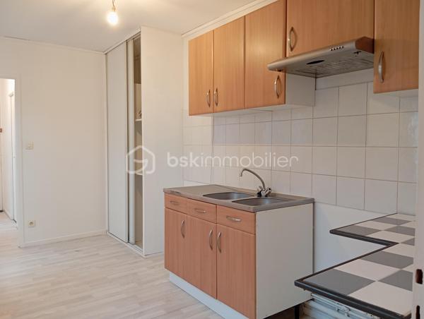 Votre conseillère Shana Wurmser vous propose ce charmant appartement en Duplex de 58 m² (48 M² loi Carrez), idéalement situé en plein cœur du centre-ville de Charleville-Mézières.

Vous souhaitez profiter des avantages de la vie en hyper centre, tout en étant préservé des nuisances sonores et du passage ? Cet appartement saura vous séduire. Situé au 2ᵉ et dernier étage, en arrière-cour, il offre un environnement calme et agréable, avec une vue dégagée sur les toits et une cour végétalisée.

Il se compose :
d’une entrée, d’une salle de bain avec WC, d’une cuisine meublée, d’un salon chaleureux, ainsi que de plusieurs espaces de rangement.

À l’étage, vous découvrirez une belle chambre, disposant de sa propre salle d’eau.

Un grenier sur le palier ainsi qu’une cave complètent ce bien.

Chauffage individuel électrique.

Accès sécurisé avec Interphone et  badge magnétique.

Le bien est soumis au statut de la copropriété. 

La copropriété comporte 10 lots, la quote-part budget prévisionnel (dépenses courantes) est de 
991,00 euros/an. Pas de procédure en cours. 

Impôts fonciers de  780 €.

Idéal investisseur, projet location courte durée, premier achat.