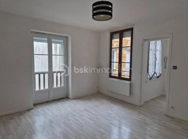 Votre conseillère Shana Wurmser vous propose ce charmant appartement en Duplex de 58 m² (48 M² loi Carrez), idéalement situé en plein cœur du centre-ville de Charleville-Mézières.

Vous souhaitez profiter des avantages de la vie en hyper centre, tout en étant préservé des nuisances sonores et du passage ? Cet appartement saura vous séduire. Situé au 2ᵉ et dernier étage, en arrière-cour, il offre un environnement calme et agréable, avec une vue dégagée sur les toits et une cour végétalisée.

Il se compose :
d’une entrée, d’une salle de bain avec WC, d’une cuisine meublée, d’un salon chaleureux, ainsi que de plusieurs espaces de rangement.

À l’étage, vous découvrirez une belle chambre, disposant de sa propre salle d’eau.

Un grenier sur le palier ainsi qu’une cave complètent ce bien.

Chauffage individuel électrique.

Accès sécurisé avec Interphone et  badge magnétique.

Le bien est soumis au statut de la copropriété. 

La copropriété comporte 10 lots, la quote-part budget prévisionnel (dépenses courantes) est de 
991,00 euros/an. Pas de procédure en cours. 

Impôts fonciers de  780 €.

Idéal investisseur, projet location courte durée, premier achat.