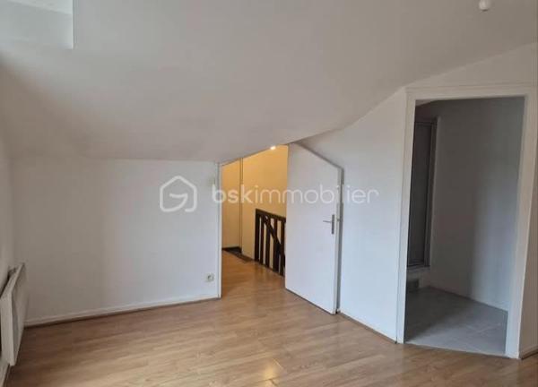Votre conseillère Shana Wurmser vous propose ce charmant appartement en Duplex de 58 m² (48 M² loi Carrez), idéalement situé en plein cœur du centre-ville de Charleville-Mézières.

Vous souhaitez profiter des avantages de la vie en hyper centre, tout en étant préservé des nuisances sonores et du passage ? Cet appartement saura vous séduire. Situé au 2ᵉ et dernier étage, en arrière-cour, il offre un environnement calme et agréable, avec une vue dégagée sur les toits et une cour végétalisée.

Il se compose :
d’une entrée, d’une salle de bain avec WC, d’une cuisine meublée, d’un salon chaleureux, ainsi que de plusieurs espaces de rangement.

À l’étage, vous découvrirez une belle chambre, disposant de sa propre salle d’eau.

Un grenier sur le palier ainsi qu’une cave complètent ce bien.

Chauffage individuel électrique.

Accès sécurisé avec Interphone et  badge magnétique.

Le bien est soumis au statut de la copropriété. 

La copropriété comporte 10 lots, la quote-part budget prévisionnel (dépenses courantes) est de 
991,00 euros/an. Pas de procédure en cours. 

Impôts fonciers de  780 €.

Idéal investisseur, projet location courte durée, premier achat.
