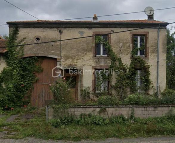 Vous recherchez un bien à rénover selon vos envies ? Cette maison de 128 m² habitables, implantée sur un magnifique terrain de 2 670 m², offre un fort potentiel pour un projet de résidence principale, secondaire ou d'investissement.
Elle se compose de :
Une cuisine,
Un salon,
Un séjour,
3 chambres,
Un grenier aménageable,
Un WC séparé,
Une cave.
Non soumis au DPE
À l'extérieur, vous profiterez d'un grand jardin arboré agrémenté d'un puits, un véritable atout pour l'entretien des espaces verts.
⚒️ D'importants travaux de rénovation sont à prévoir, mais cette maison dispose de beaux volumes et d'un fort potentiel d'aménagement pour créer un bien à votre image.
📍Une opportunité idéale pour les amateurs de rénovation et les amoureux des grands espaces.
📞 Pour plus d'informations ou organiser une visite, contactez-moi dès maintenant !
Véronique MATHIEU – BSK Immobilier
📱 06 12 50 24 42