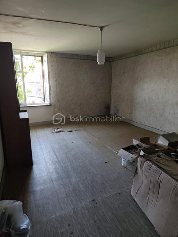 Vous recherchez un bien à rénover selon vos envies ? Cette maison de 128 m² habitables, implantée sur un magnifique terrain de 2 670 m², offre un fort potentiel pour un projet de résidence principale, secondaire ou d'investissement.
Elle se compose de :
Une cuisine,
Un salon,
Un séjour,
3 chambres,
Un grenier aménageable,
Un WC séparé,
Une cave.
Non soumis au DPE
À l'extérieur, vous profiterez d'un grand jardin arboré agrémenté d'un puits, un véritable atout pour l'entretien des espaces verts.
⚒️ D'importants travaux de rénovation sont à prévoir, mais cette maison dispose de beaux volumes et d'un fort potentiel d'aménagement pour créer un bien à votre image.
📍Une opportunité idéale pour les amateurs de rénovation et les amoureux des grands espaces.
📞 Pour plus d'informations ou organiser une visite, contactez-moi dès maintenant !
Véronique MATHIEU – BSK Immobilier
📱 06 12 50 24 42