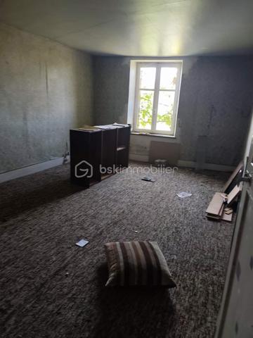 Vous recherchez un bien à rénover selon vos envies ? Cette maison de 128 m² habitables, implantée sur un magnifique terrain de 2 670 m², offre un fort potentiel pour un projet de résidence principale, secondaire ou d'investissement.
Elle se compose de :
Une cuisine,
Un salon,
Un séjour,
3 chambres,
Un grenier aménageable,
Un WC séparé,
Une cave.
Non soumis au DPE
À l'extérieur, vous profiterez d'un grand jardin arboré agrémenté d'un puits, un véritable atout pour l'entretien des espaces verts.
⚒️ D'importants travaux de rénovation sont à prévoir, mais cette maison dispose de beaux volumes et d'un fort potentiel d'aménagement pour créer un bien à votre image.
📍Une opportunité idéale pour les amateurs de rénovation et les amoureux des grands espaces.
📞 Pour plus d'informations ou organiser une visite, contactez-moi dès maintenant !
Véronique MATHIEU – BSK Immobilier
📱 06 12 50 24 42