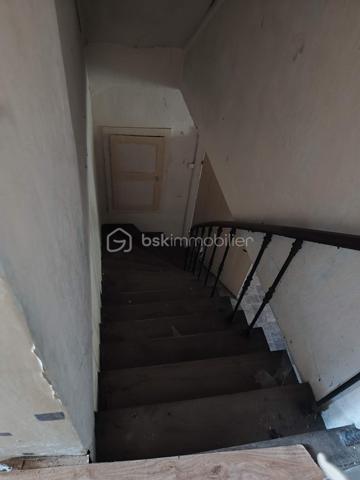 Vous recherchez un bien à rénover selon vos envies ? Cette maison de 128 m² habitables, implantée sur un magnifique terrain de 2 670 m², offre un fort potentiel pour un projet de résidence principale, secondaire ou d'investissement.
Elle se compose de :
Une cuisine,
Un salon,
Un séjour,
3 chambres,
Un grenier aménageable,
Un WC séparé,
Une cave.
Non soumis au DPE
À l'extérieur, vous profiterez d'un grand jardin arboré agrémenté d'un puits, un véritable atout pour l'entretien des espaces verts.
⚒️ D'importants travaux de rénovation sont à prévoir, mais cette maison dispose de beaux volumes et d'un fort potentiel d'aménagement pour créer un bien à votre image.
📍Une opportunité idéale pour les amateurs de rénovation et les amoureux des grands espaces.
📞 Pour plus d'informations ou organiser une visite, contactez-moi dès maintenant !
Véronique MATHIEU – BSK Immobilier
📱 06 12 50 24 42