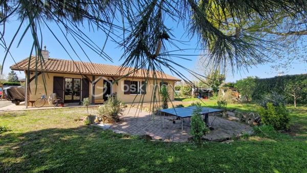 En exclusivité, Florence BRIAN vous présente cette magnifique maison de plain-pied en plein centre ville.
Vous serez séduit par le calme et l'océan qui se trouve à 20 minutes !!!

Toutes les commodités sont accessible à pied (écoles, collège, pharmacie...)

Elle se compose d'une cuisine semi-ouverte entièrement équipée.

Dans la pièce de vie se trouve un poêle à granulés en complément d'un chauffage électrique.

Quatre chambres dont une parentale avec salle d'eau et WC.

les plus : climatisation, panneaux solaires, ainsi qu'un très bel espace pour véhicules.

Contactez-moi pour la visiter !!!
Photos supplémentaires sur simple demande.
Florence BRIAN : votre conseillère à votre disposition 7jours/7