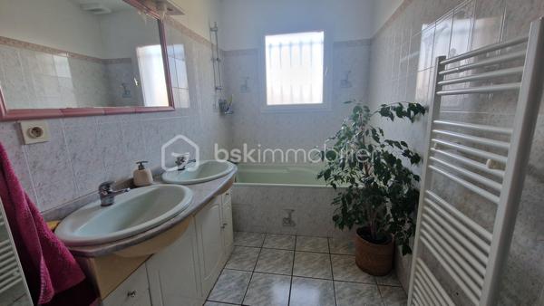 En exclusivité, Florence BRIAN vous présente cette magnifique maison de plain-pied en plein centre ville.
Vous serez séduit par le calme et l'océan qui se trouve à 20 minutes !!!

Toutes les commodités sont accessible à pied (écoles, collège, pharmacie...)

Elle se compose d'une cuisine semi-ouverte entièrement équipée.

Dans la pièce de vie se trouve un poêle à granulés en complément d'un chauffage électrique.

Quatre chambres dont une parentale avec salle d'eau et WC.

les plus : climatisation, panneaux solaires, ainsi qu'un très bel espace pour véhicules.

Contactez-moi pour la visiter !!!
Photos supplémentaires sur simple demande.
Florence BRIAN : votre conseillère à votre disposition 7jours/7