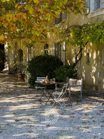 L'Isle-sur-la-Sorgue (84800) Ancien relais de poste du XVII? siècle