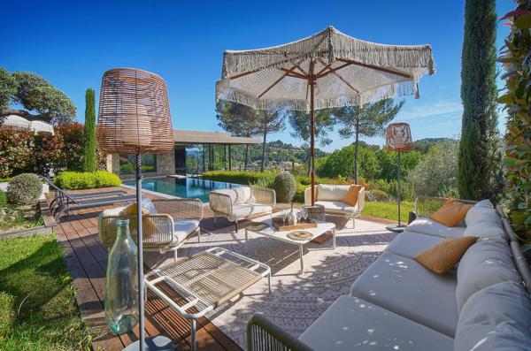 Villa contemporaine vue sur mougins  cadre bucolique  préservé