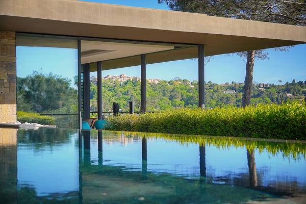 Villa contemporaine vue sur mougins  cadre bucolique  préservé