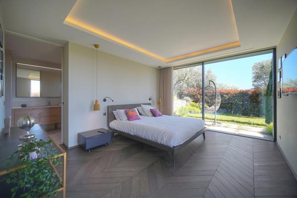 Villa contemporaine vue sur mougins  cadre bucolique  préservé