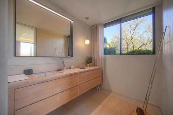 Villa contemporaine vue sur mougins  cadre bucolique  préservé