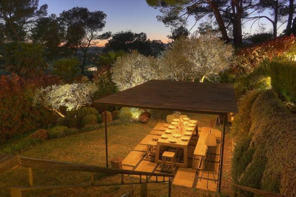 Villa contemporaine vue sur mougins  cadre bucolique  préservé