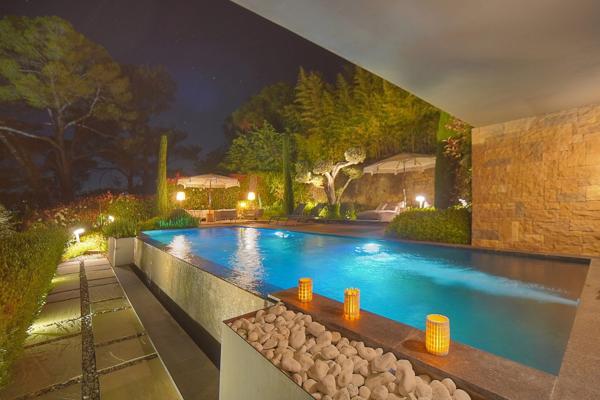 Villa contemporaine vue sur mougins  cadre bucolique  préservé