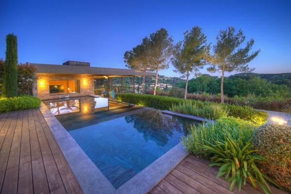 Villa contemporaine vue sur mougins  cadre bucolique  préservé