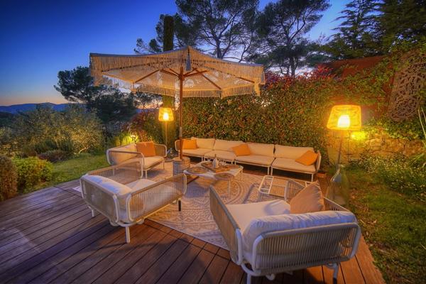 Villa contemporaine vue sur mougins  cadre bucolique  préservé