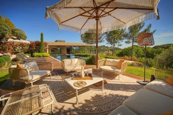 Villa contemporaine vue sur mougins  cadre bucolique  préservé